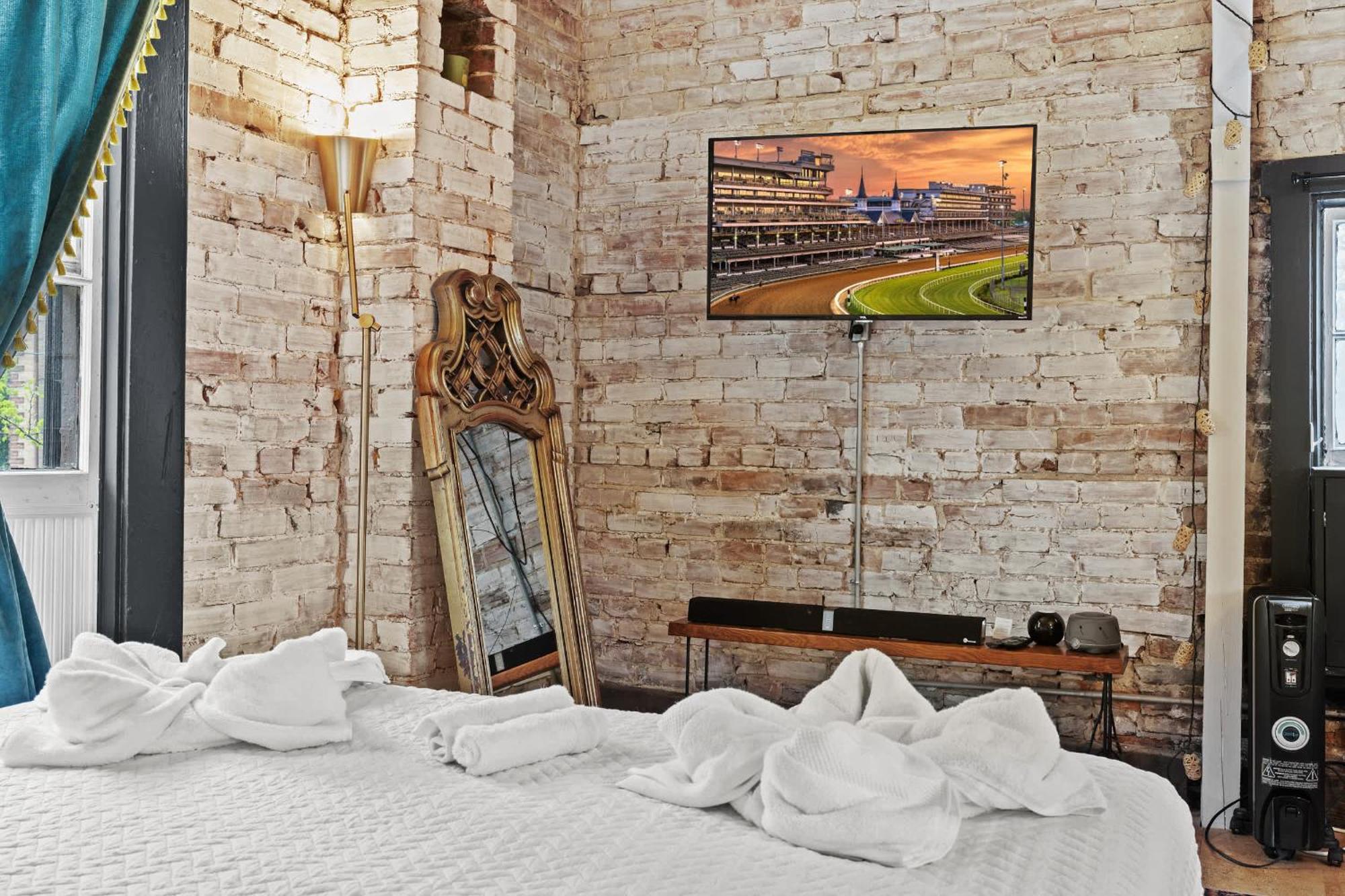 Stylish Close To Derby & Bourbon Trail Fun * Louisville
